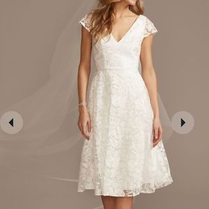 David’s Bridal DB Studio v-neck embroidered lace cap sleeve a-line dress Size 6